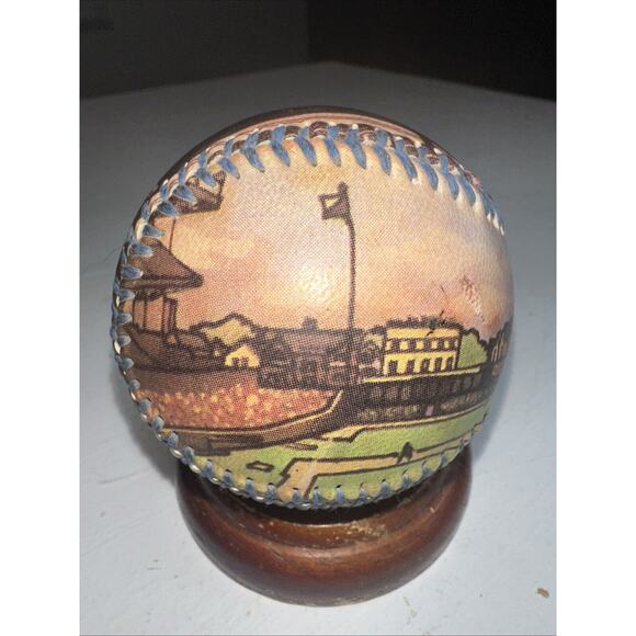 Wrigley Field Limited Edition UNFORGETTABALL Vintage Series Chicago Cubs - Picture 4 of 9